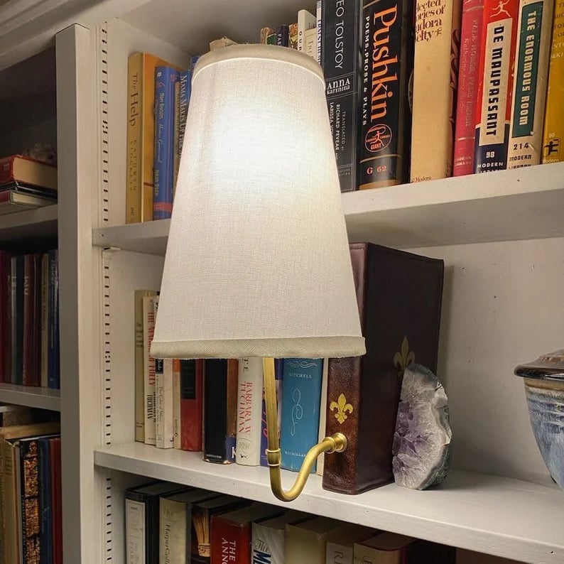 LitLamp | Klassische Literaturlampe – Elegante, batteriebetriebene Beleuchtung für Bücherliebhaber
