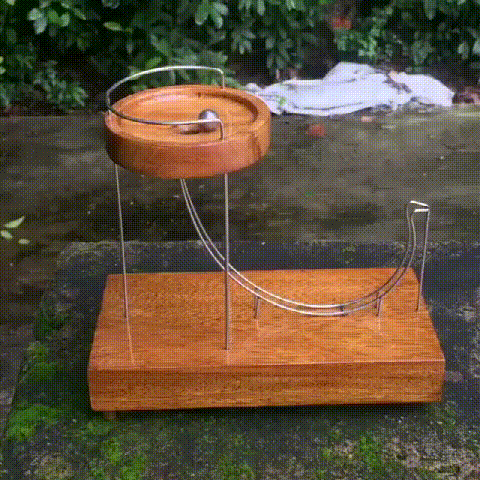 MomentumArt™ | Erleben Sie die Ruhe endloser kinetischer Bewegung