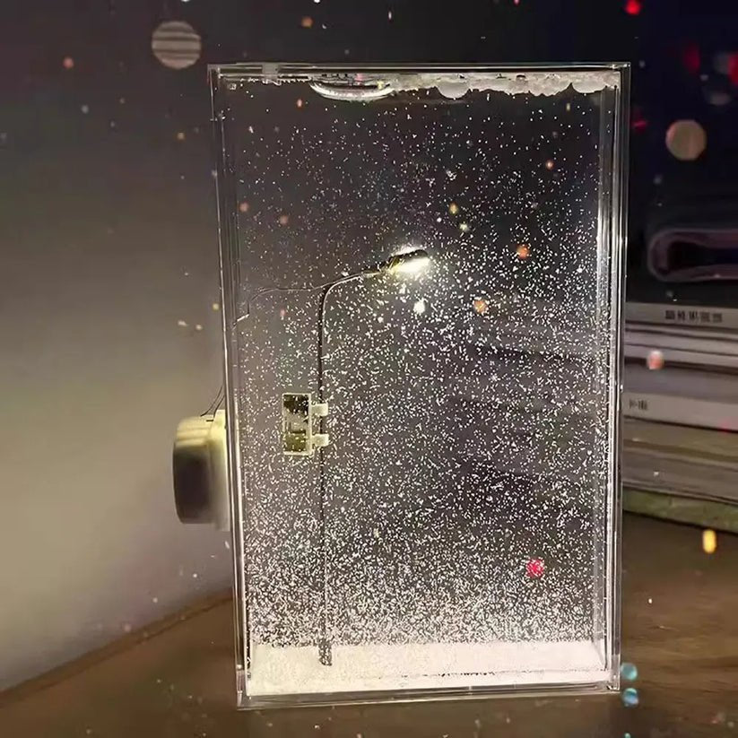 SnowGlow™ | Straßenlaterne mit winterlicher Schneeszene