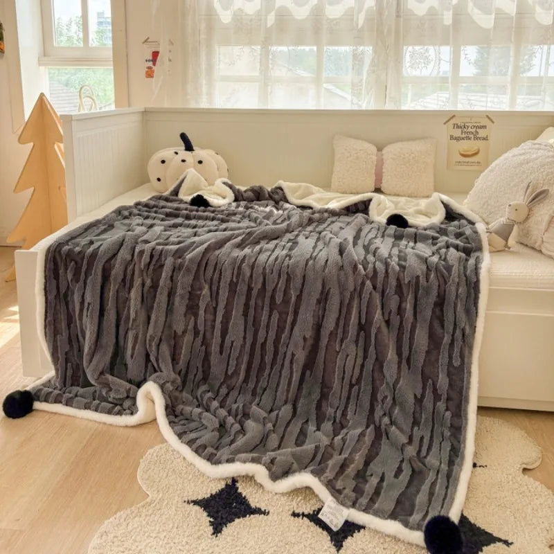 Lapinora™ | Jacquard Dicke & Weiche Winterdecke | Kaninchenfelloptik mit Bommel | Ideal für Sofa, Büro & Schlafzimmer