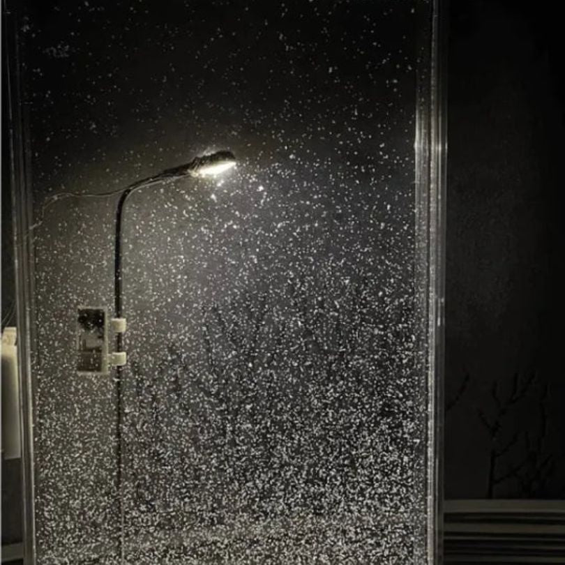 SnowGlow™ | Straßenlaterne mit winterlicher Schneeszene