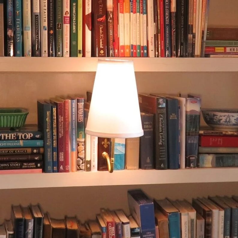 LitLamp | Klassische Literaturlampe – Elegante, batteriebetriebene Beleuchtung für Bücherliebhaber