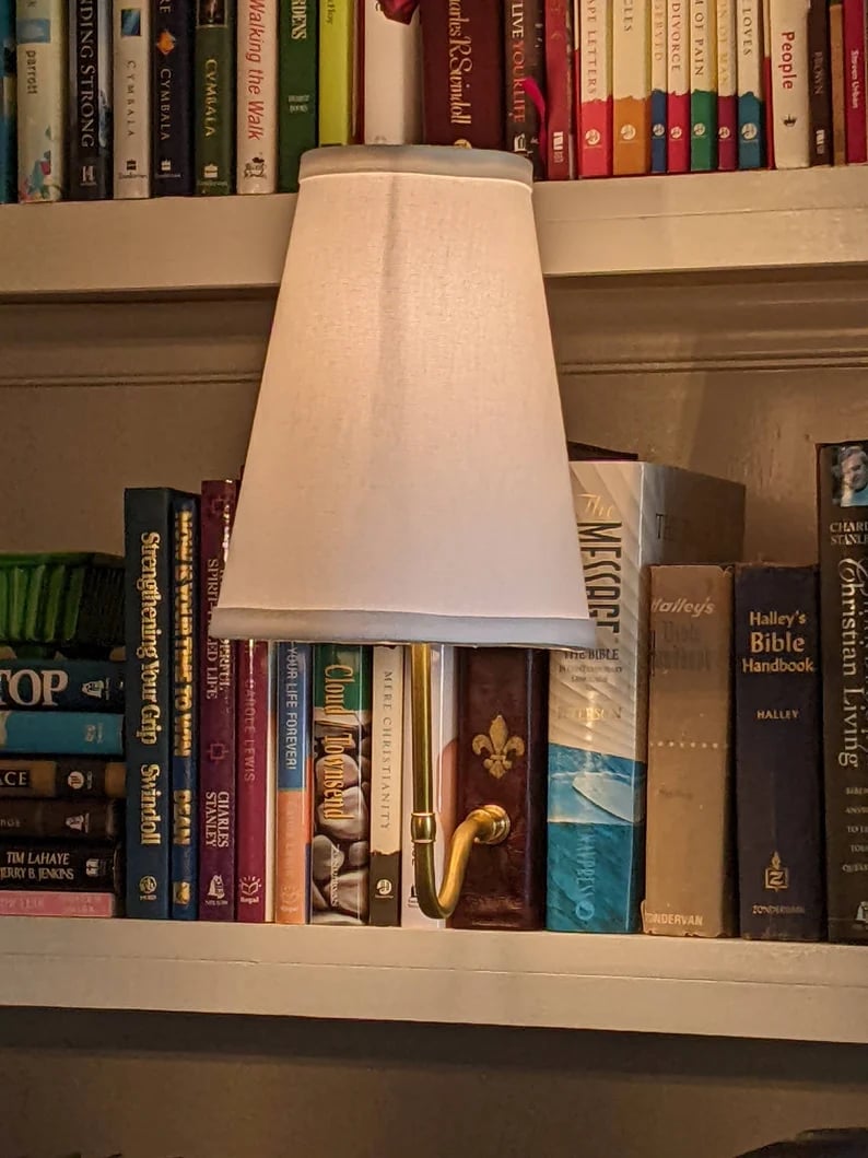 LitLamp | Klassische Literaturlampe – Elegante, batteriebetriebene Beleuchtung für Bücherliebhaber