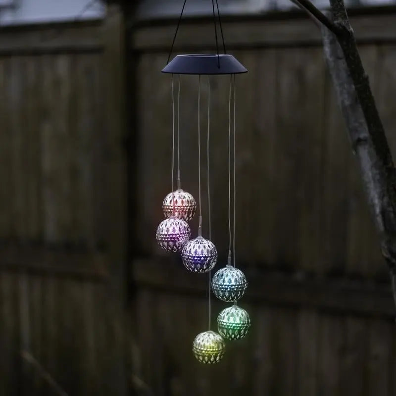 SolarChime™ | Solar Metallkugel Windspiel | Solarbetriebene LED Gartendekoration mit beruhigenden Klängen
