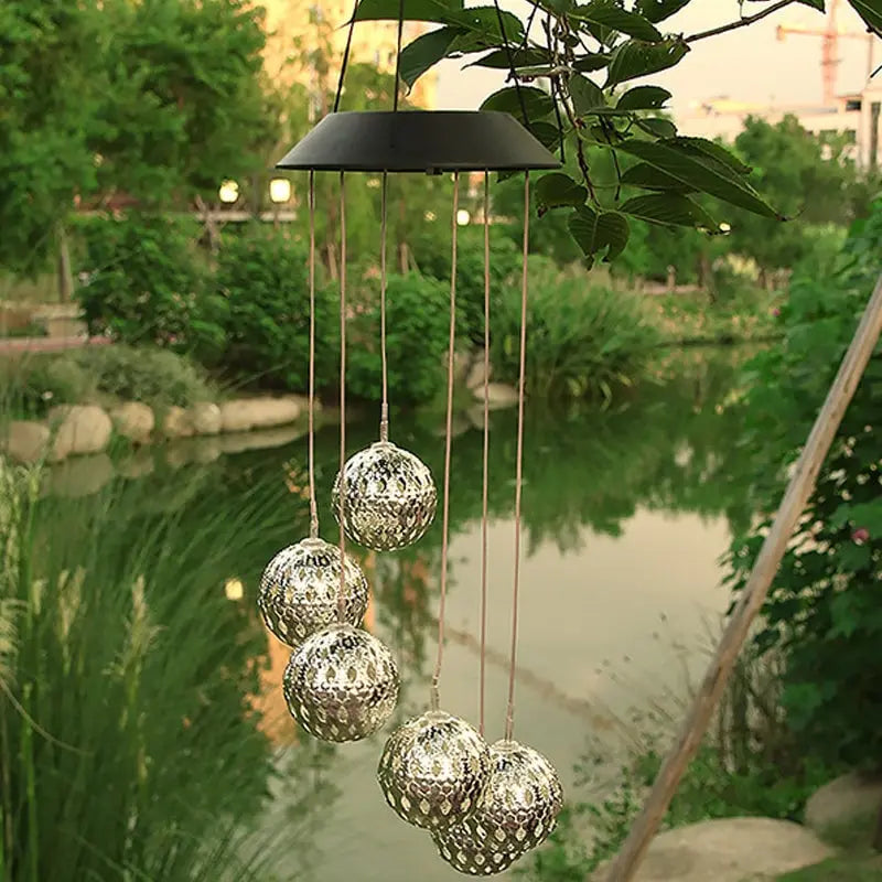 SolarChime™ | Solar Metallkugel Windspiel | Solarbetriebene LED Gartendekoration mit beruhigenden Klängen