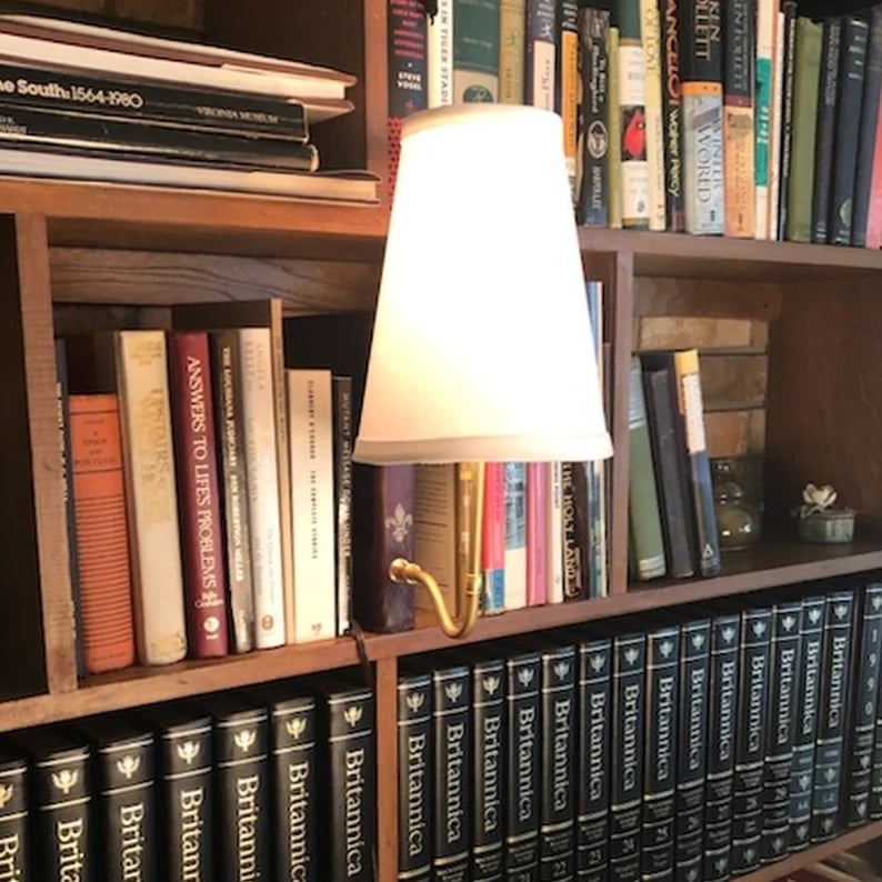 LitLamp | Klassische Literaturlampe – Elegante, batteriebetriebene Beleuchtung für Bücherliebhaber